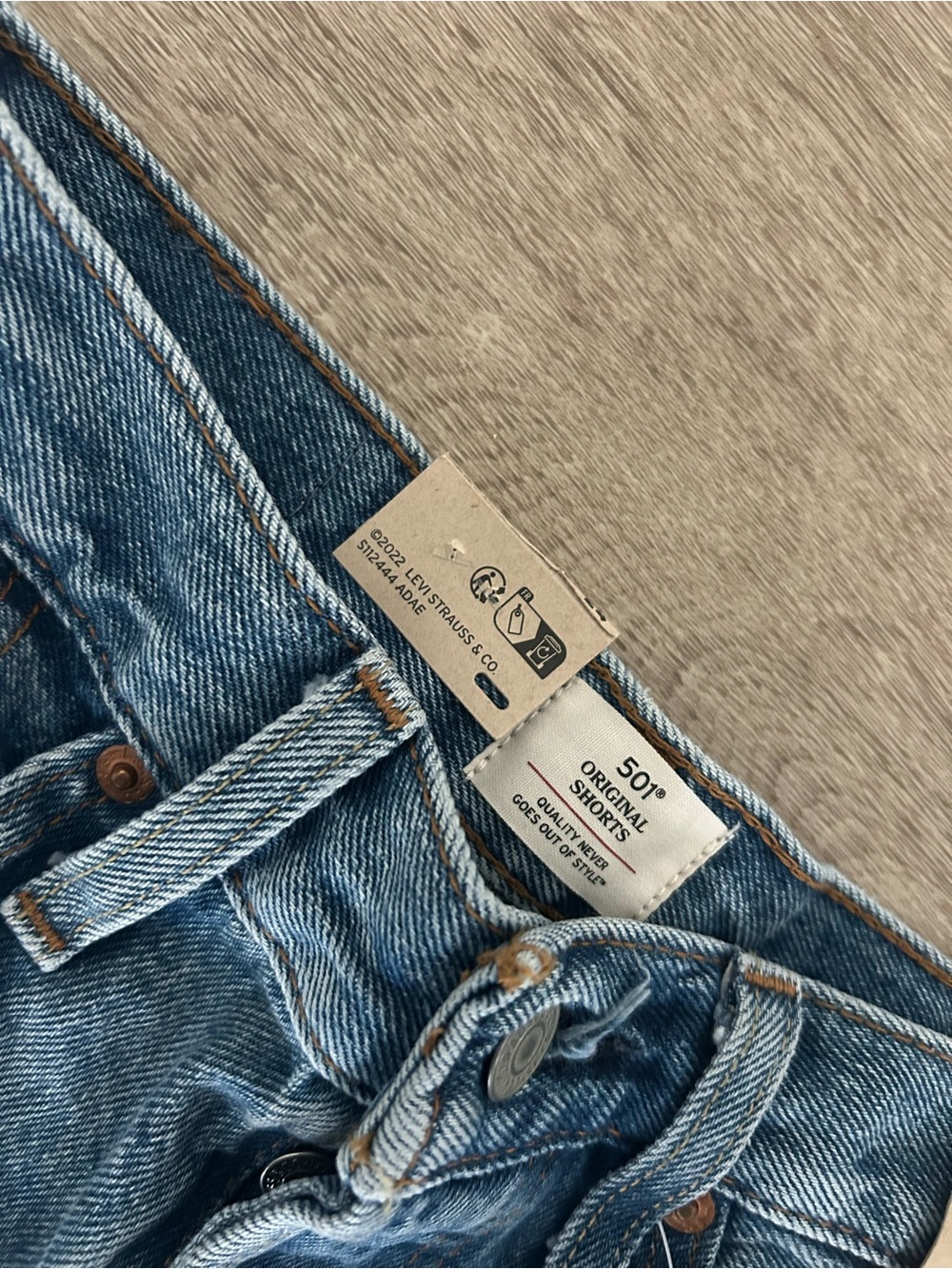 NWT Levi's 501 High-Rise Distressed Denim Shorts in Blue - Picture 3 of 3